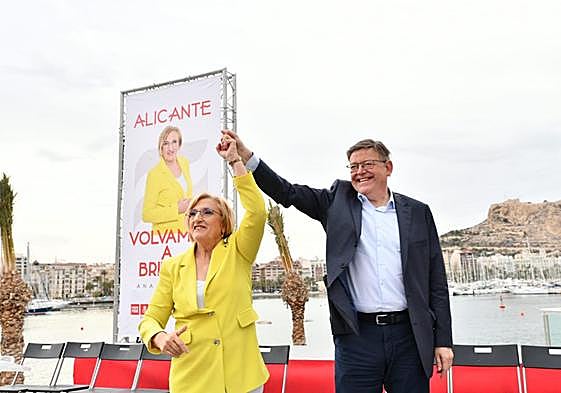 Ana Barceló y Ximo Puig saludan desde el escenario.
