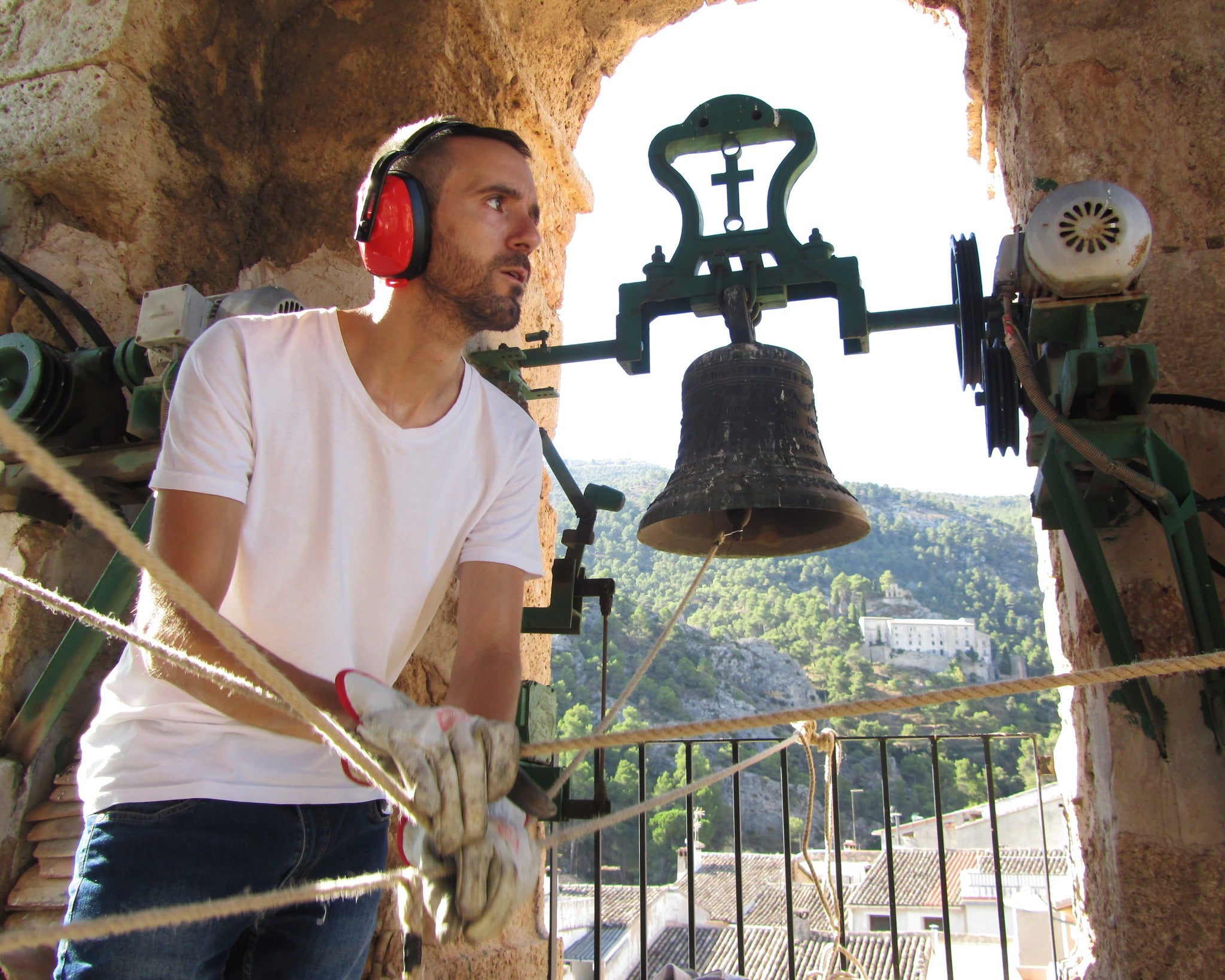 Un integrante de la asociación en el campanario de Agres.