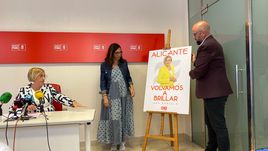 La candidata presentando su cartel