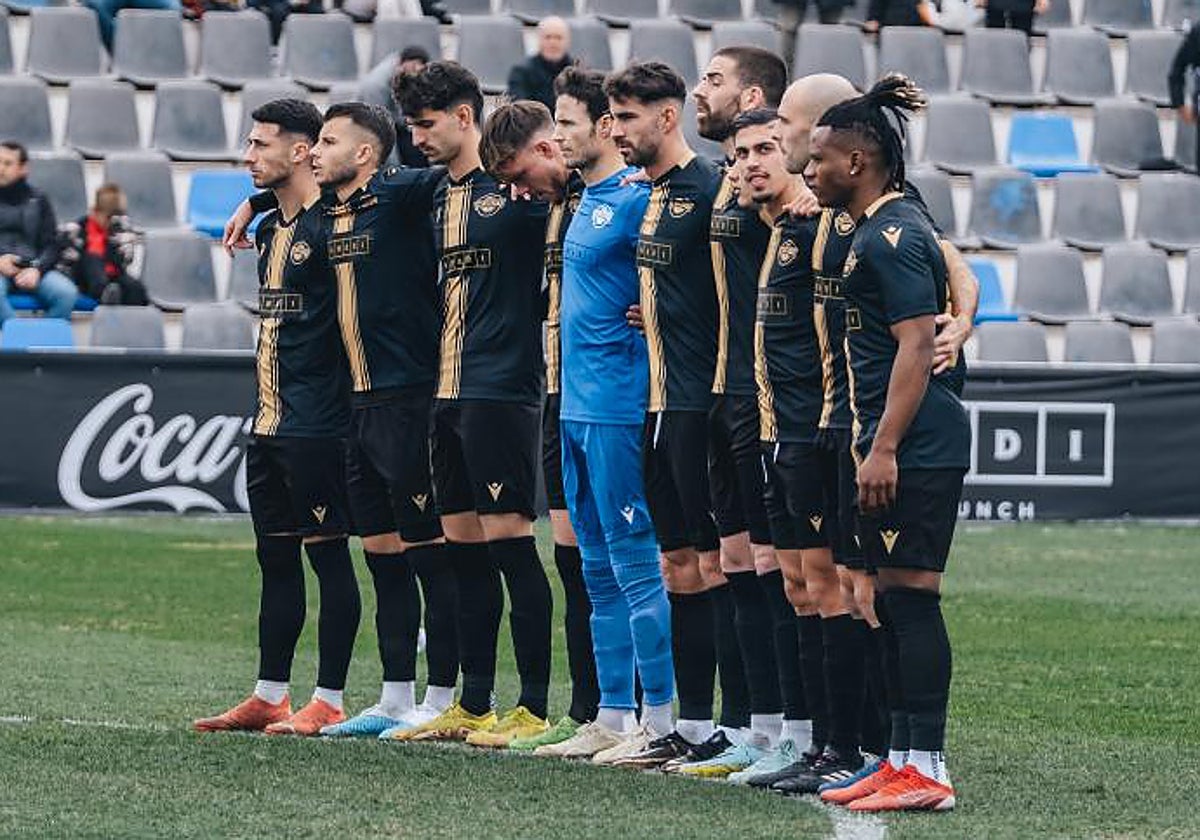 Los jugadres del CF Intercity guardan un minuto de silencio