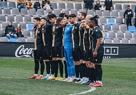 Los jugadres del CF Intercity guardan un minuto de silencio