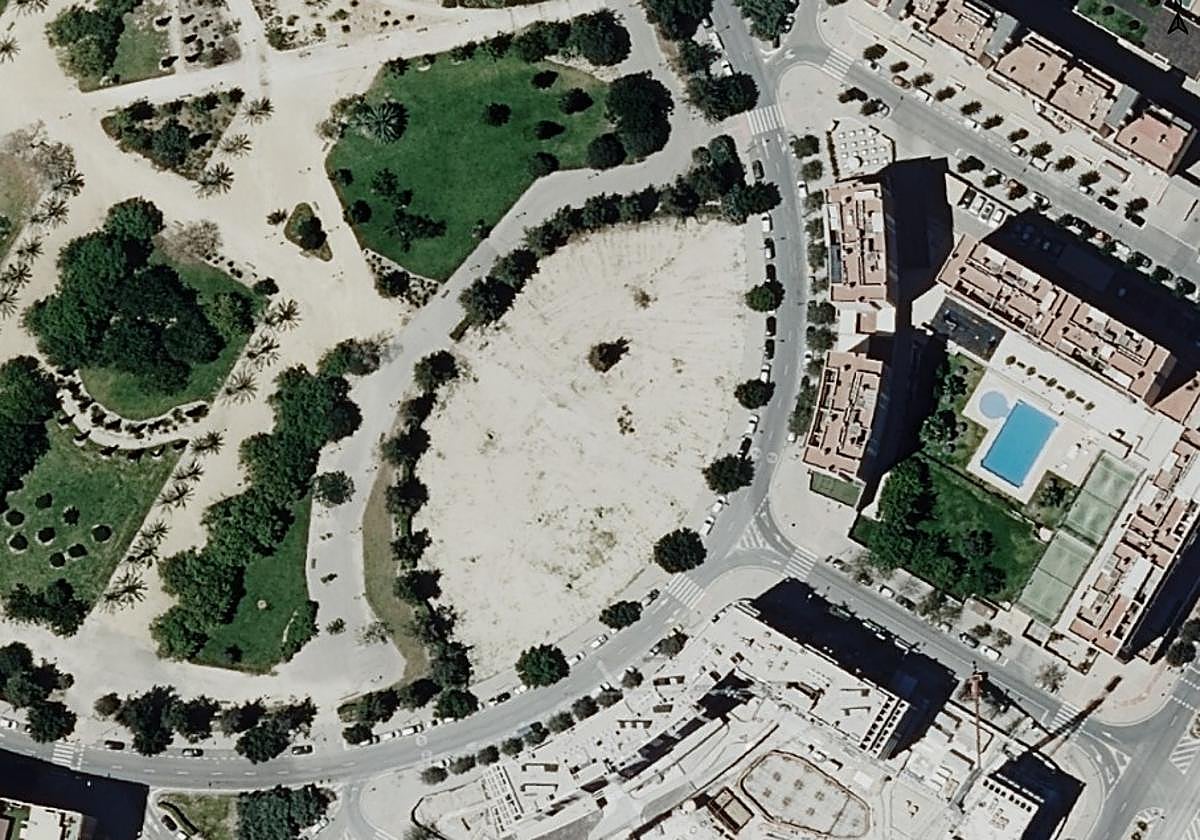 Imagen aérea de la parcela donde se ubicará el centro social.