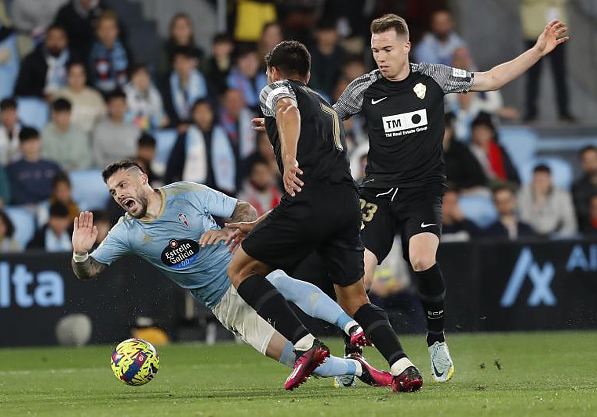 Licha Magallán y Clerc tratan de evitar el avance de Carles Pérez el pasado miércoles