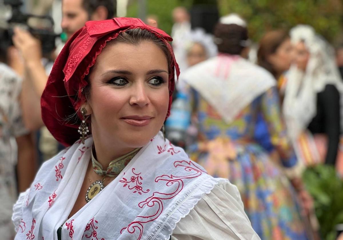 Mari Carmen Sánchez, con el traje de foguerera.