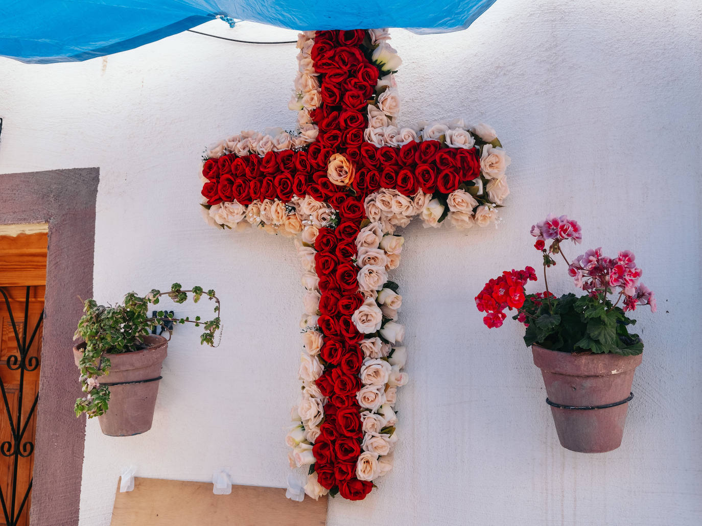 Las calles de Alicante se engalanan con motivo de las Fiestas de las Cruces de Mayo