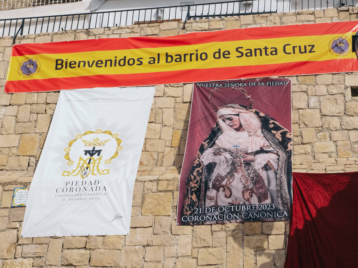 Las calles de Alicante se engalanan con motivo de las Fiestas de las Cruces de Mayo