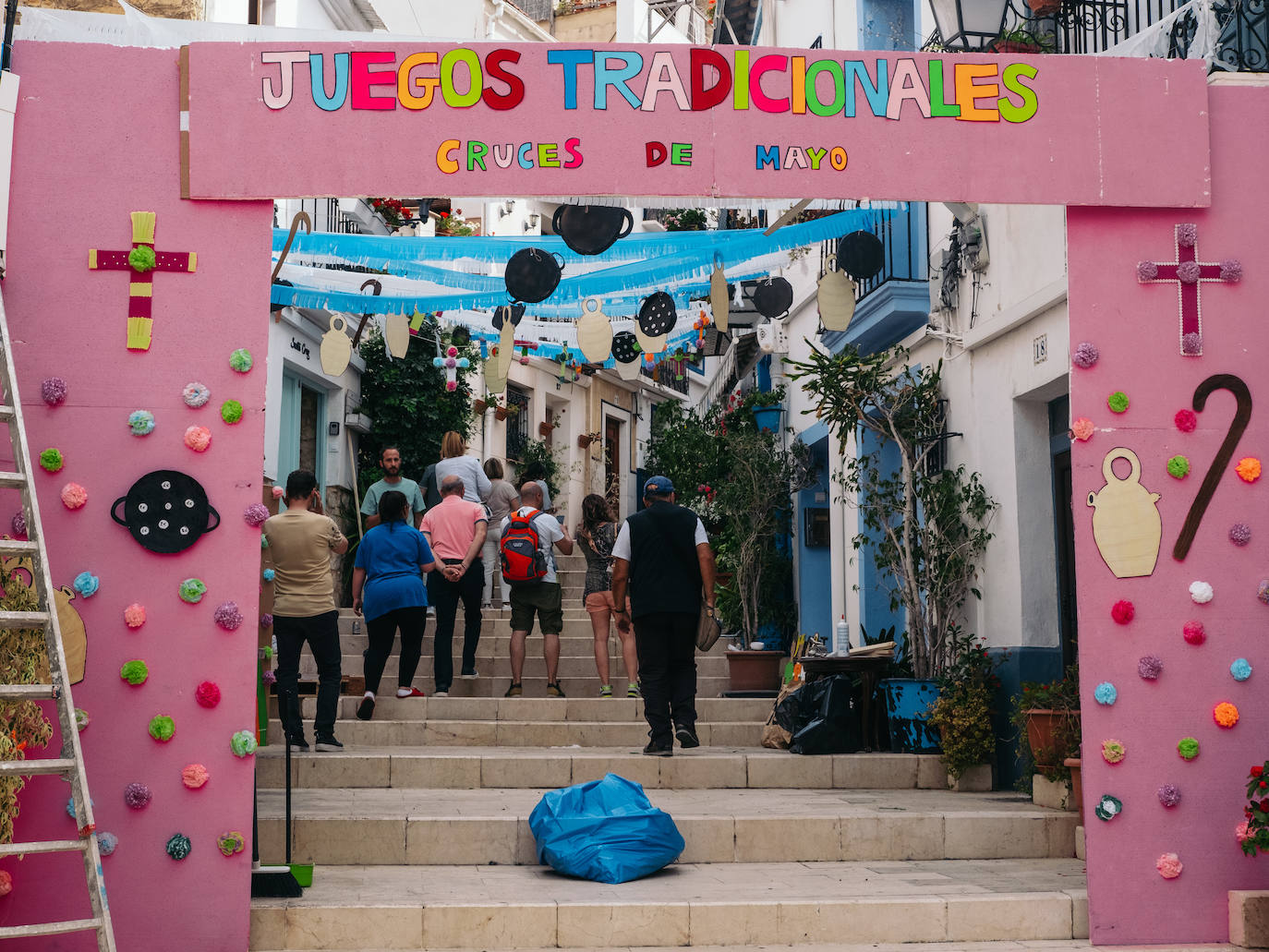 Las calles de Alicante se engalanan con motivo de las Fiestas de las Cruces de Mayo