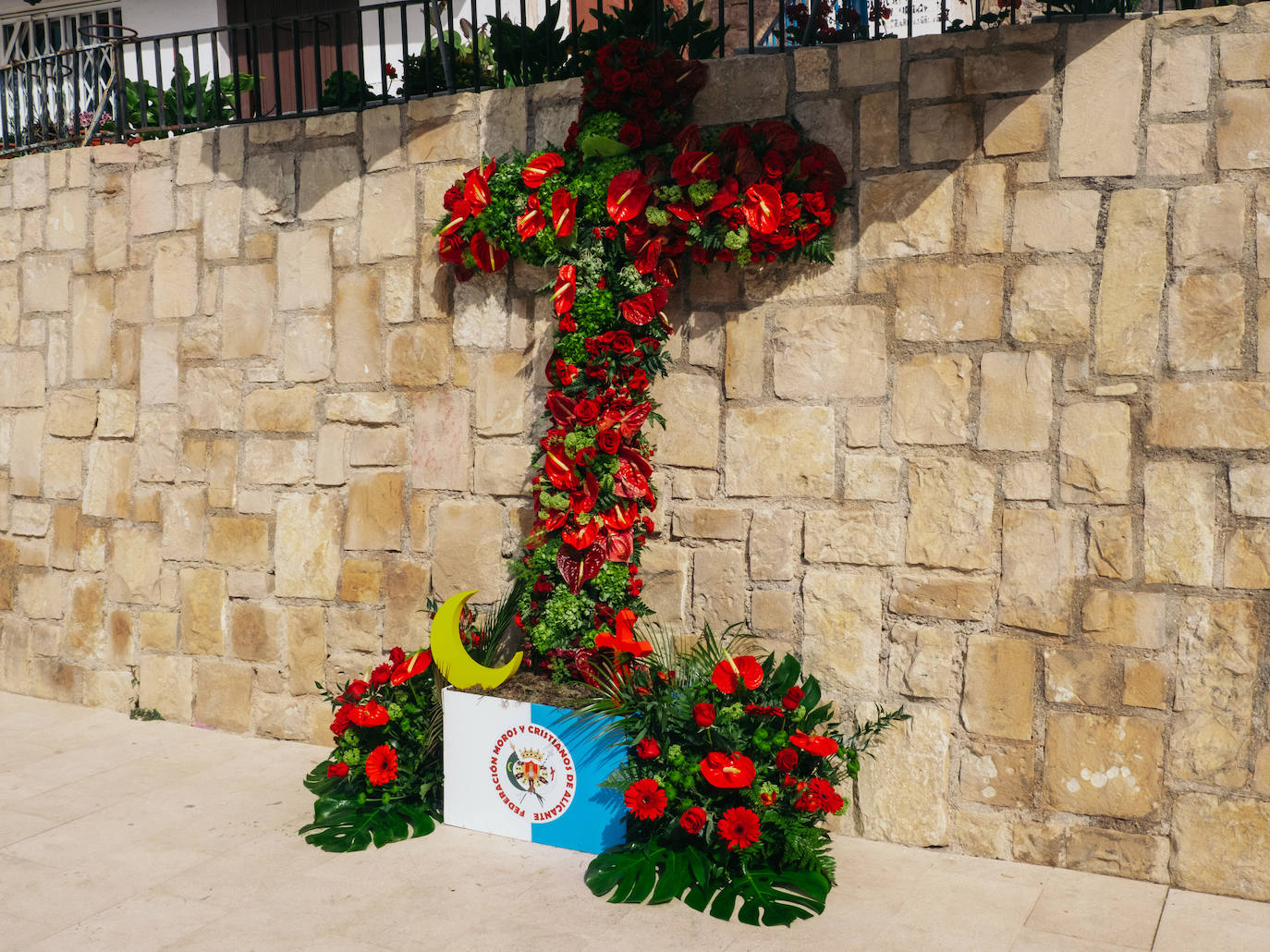 Las calles de Alicante se engalanan con motivo de las Fiestas de las Cruces de Mayo