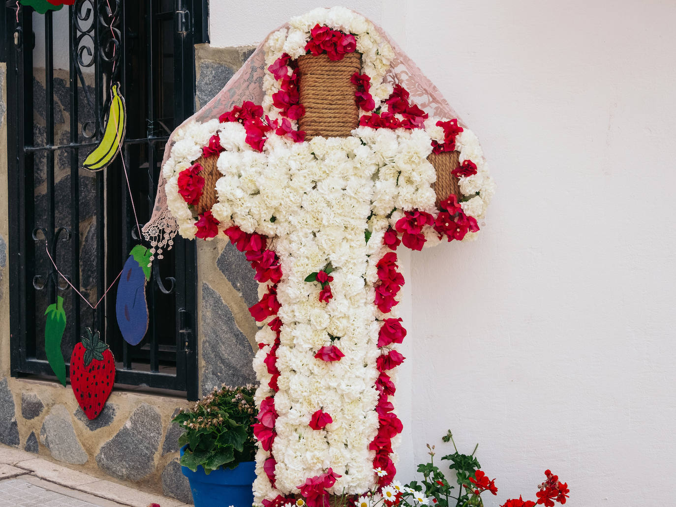 Las calles de Alicante se engalanan con motivo de las Fiestas de las Cruces de Mayo