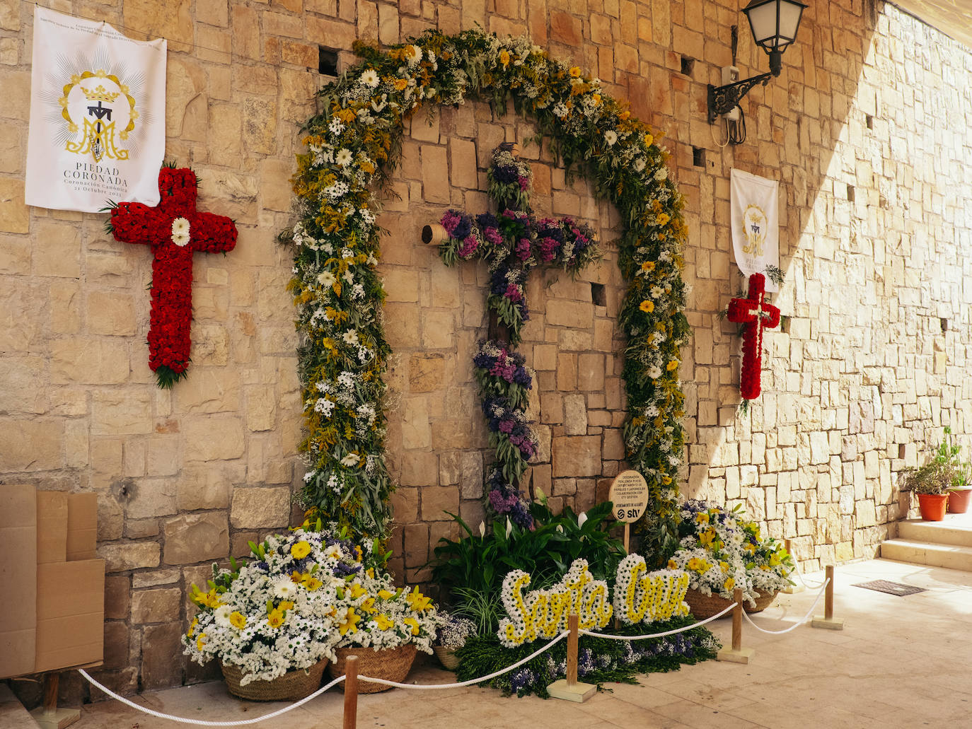 Las calles de Alicante se engalanan con motivo de las Fiestas de las Cruces de Mayo