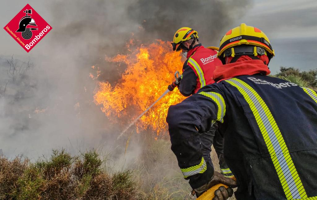 Las imágenes del incendio forestal en la cala Llabeig de Teulada