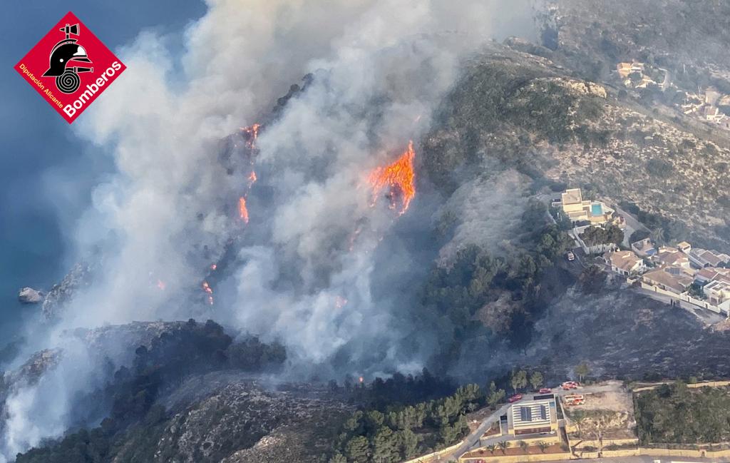 Las imágenes del incendio forestal en la cala Llabeig de Teulada