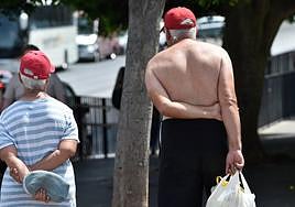 Una pareja pasea en una jornada de mucho calor