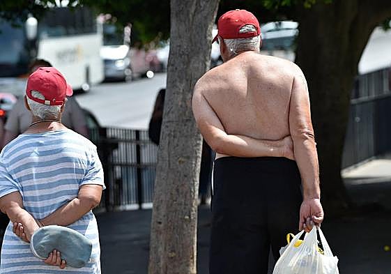 Una pareja pasea en una jornada de mucho calor