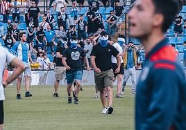 Imagen de los encapuchados nada más terminar el partido en el terreno de juego