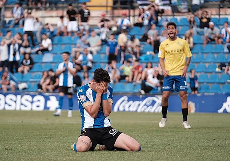 Imagen principal - Unos encapuchados saltan al césped tras la última derrota del Hércules, que le deja sin opciones de &#039;play off&#039;