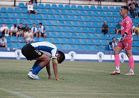 Imagen secundaria 1 - Unos encapuchados saltan al césped tras la última derrota del Hércules, que le deja sin opciones de &#039;play off&#039;