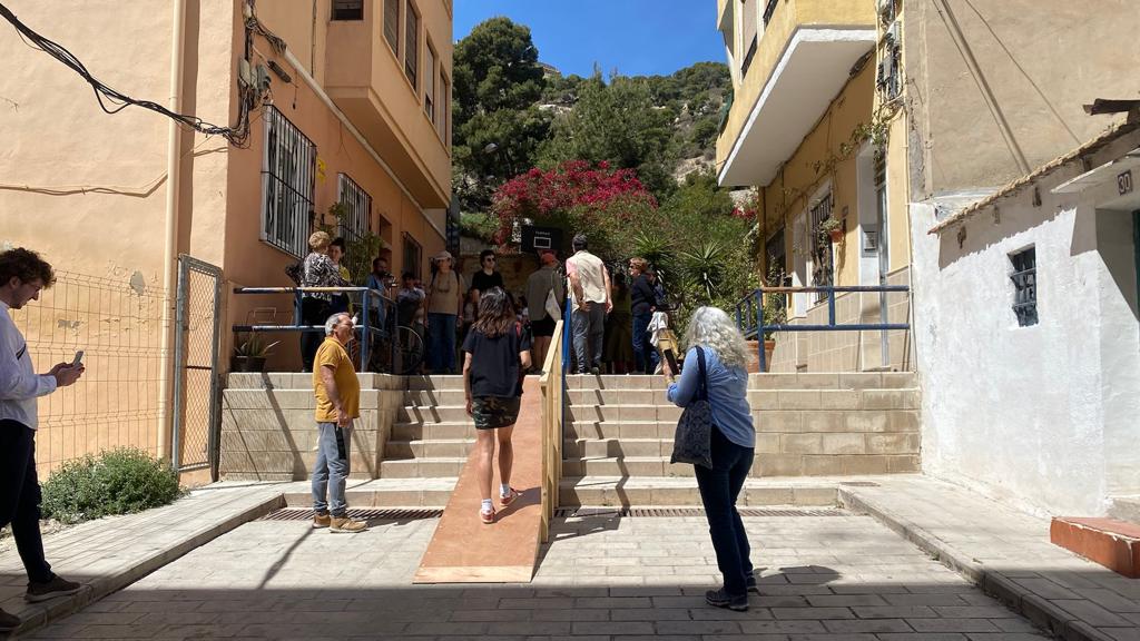 Josefa, en la parte derecha de la imagen, junto a la rampa provisional.