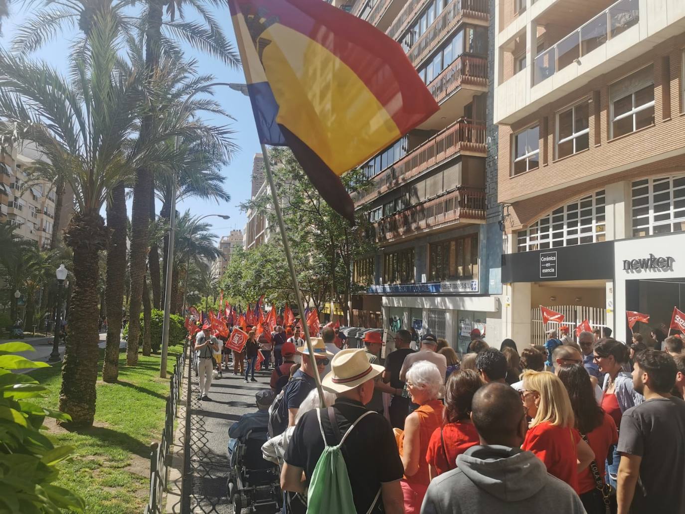 Miles de personas claman contra la precariedad laboral en Alicante