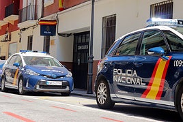 Coches de la Policía Nacional a la puerta de Comisaría.