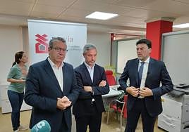 De izquierda a derecha: el presidente del PP Provincial, Toni Pérez, el vicesecretario de economía del PP, Juan Bravo, y el alcalde de Alicante, Luis Barcala