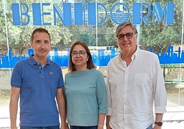 Sergi Castillo, a la izquierda, junto a Mari Luz Navarro en el Ayuntamiento de Benidorm