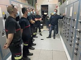 Los bomberos junto a uno de los espacios sensibles a incendios del Hospital