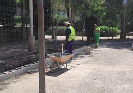 Operarios trabajan en las obras de adecuación del Botánico de Alicante.