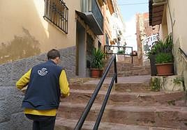 Un cartero reparte correo por viviendas de una localidad.