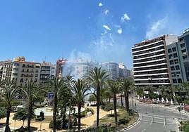 Disparo de una mascletà de las Hogueras de Alicante en la plaza de los Luceros.