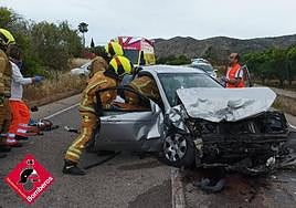 Bomberos realizando las labores de excarcelación