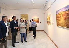 Tomás Almela contempla sus pinturas.