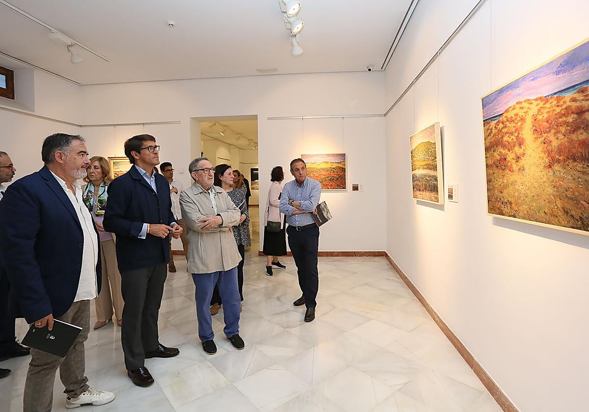 Tomás Almela contempla sus pinturas.