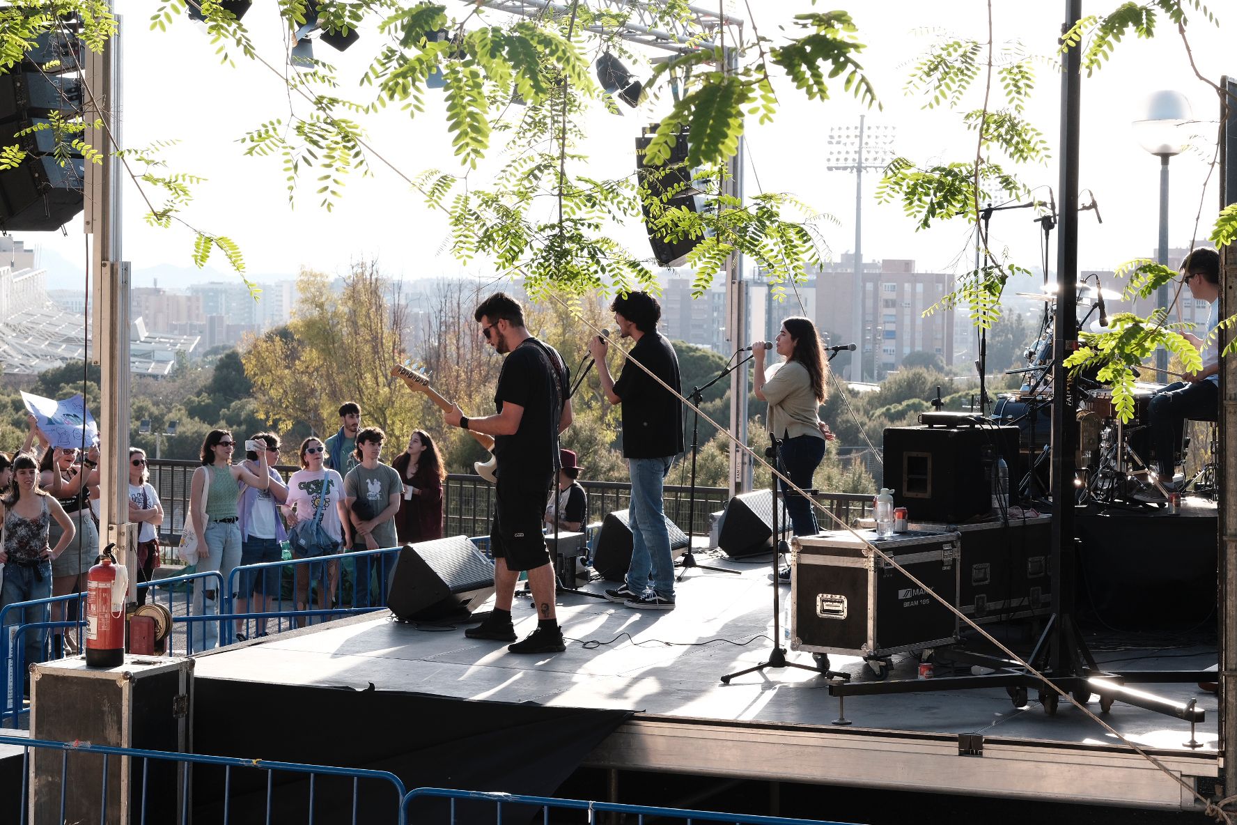 Alacant Desperta llena el monte Tossal de ritmo, color y diversión