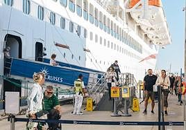 Pasajeros desembarcando de uno de los cruceros que han atracado este año en Alicante