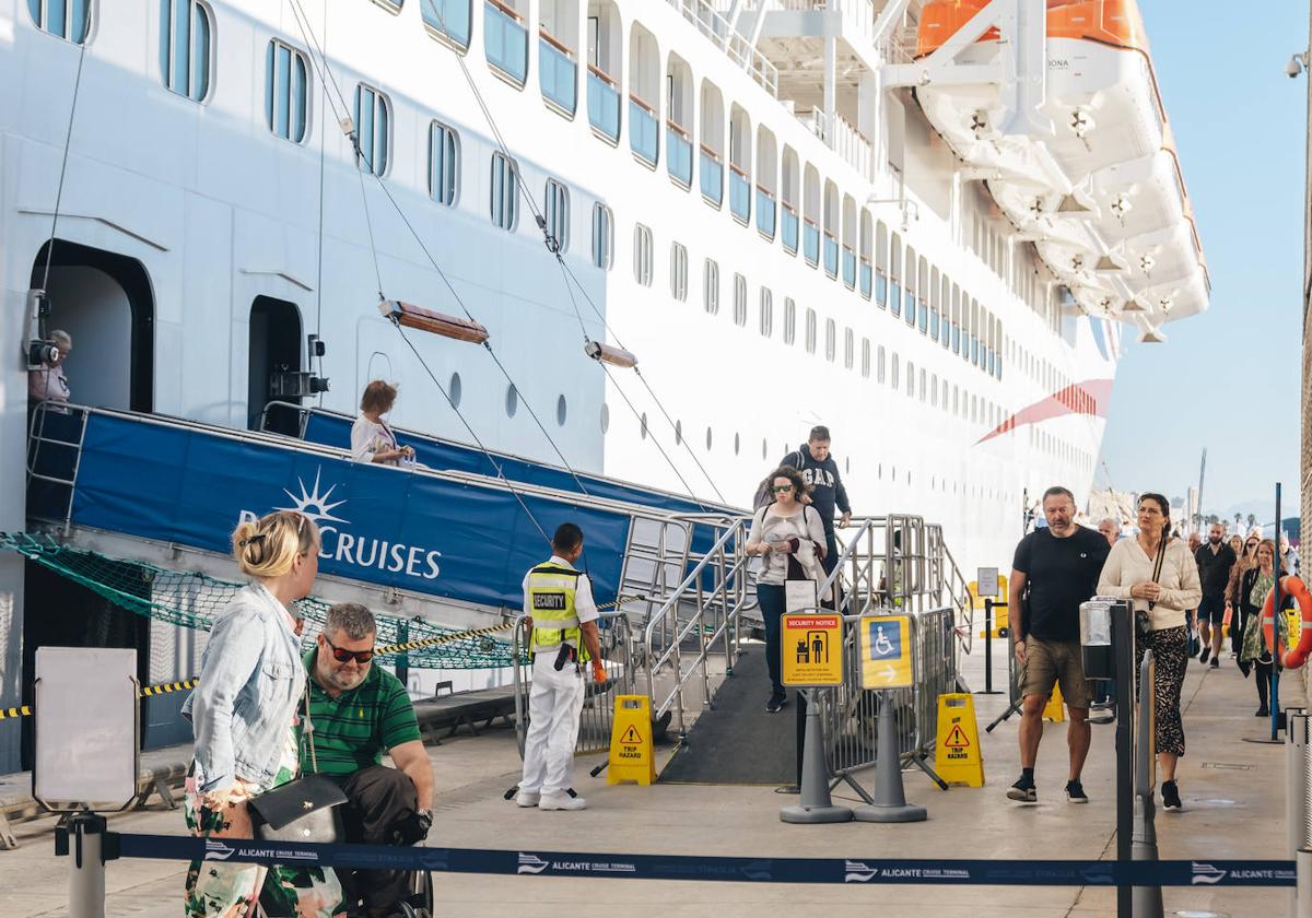 La semana de los cruceros en Alicante: 10.000 viajeros hacen escala en la capital