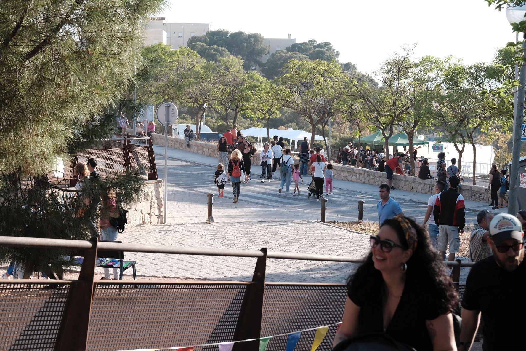 Alacant Desperta llena el monte Tossal de ritmo, color y diversión