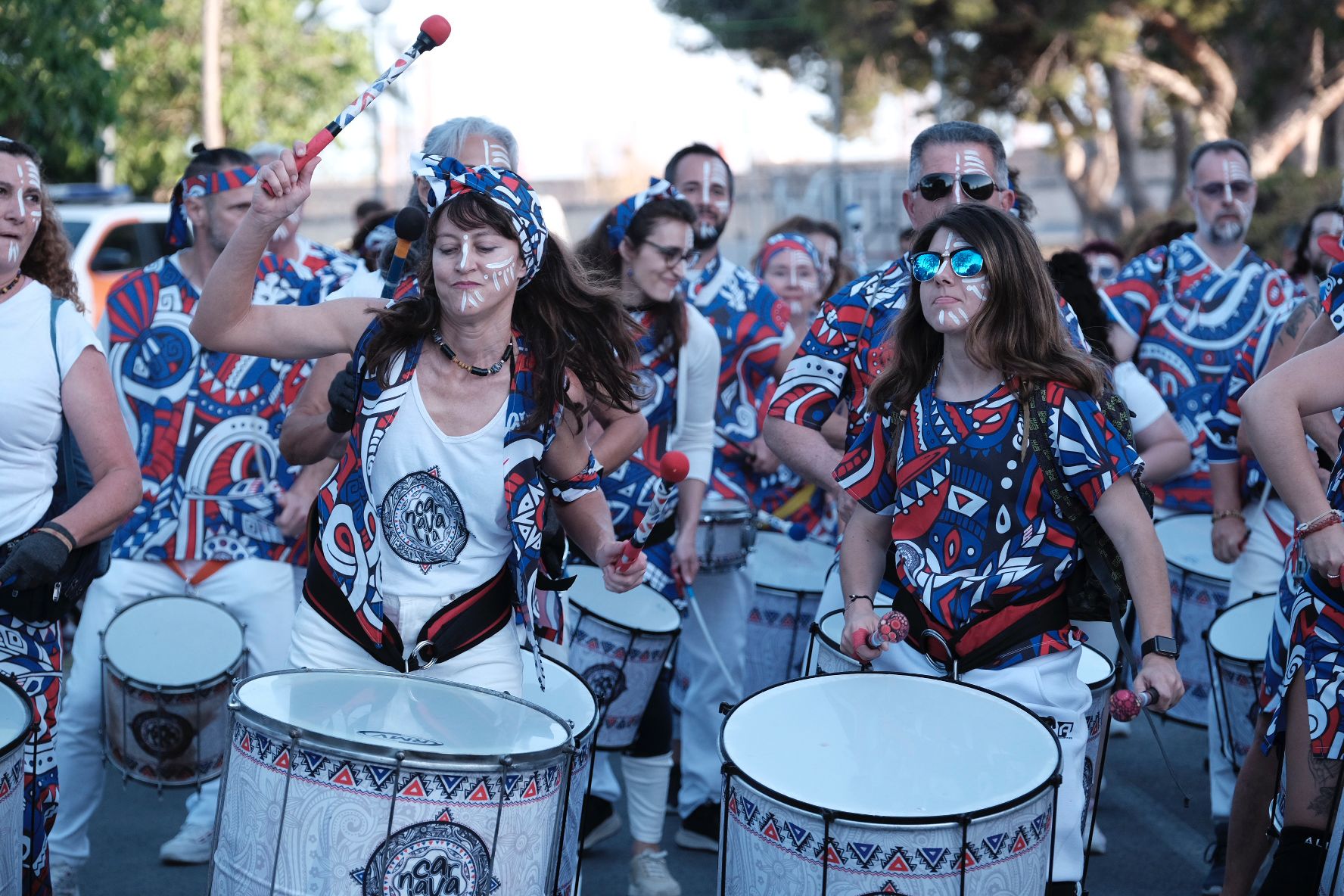Alacant Desperta llena el monte Tossal de ritmo, color y diversión