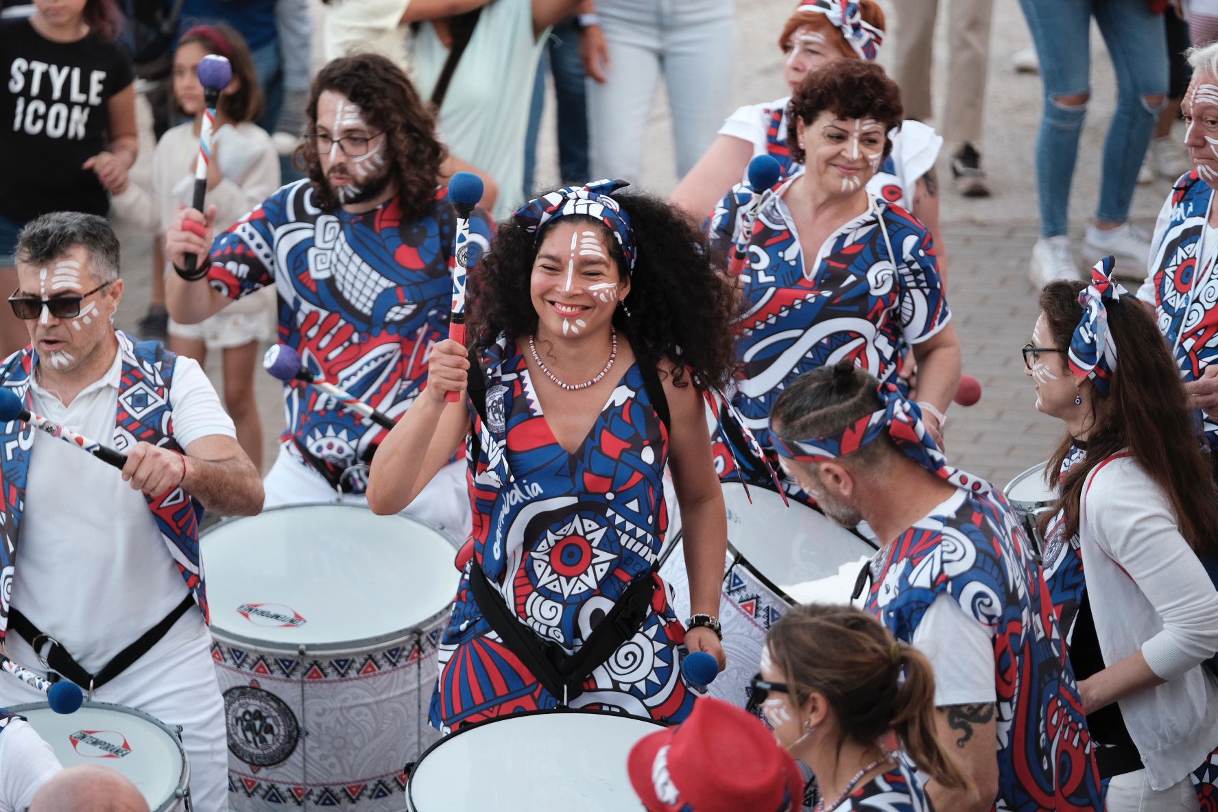 Alacant Desperta llena el monte Tossal de ritmo, color y diversión