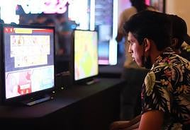 Un joven obnubilado con los videojuegos.