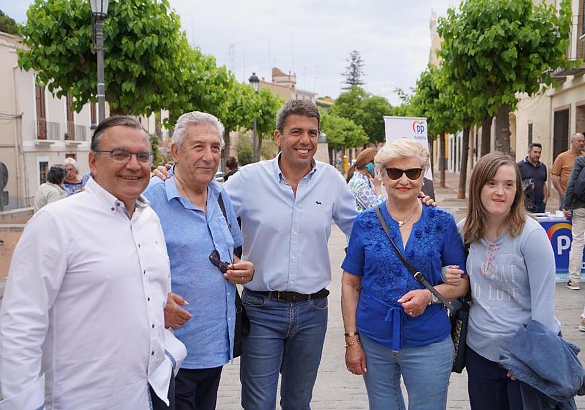 El candidato del PP junto con militantes y simpatizantes en Godella
