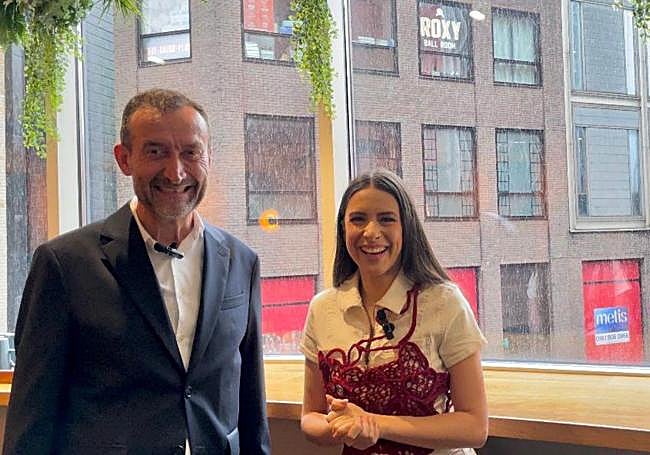 El alcalde de Elche con Blanca Paloma.