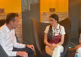 El alcalde de Elche con Blanca Paloma en Liverpool.