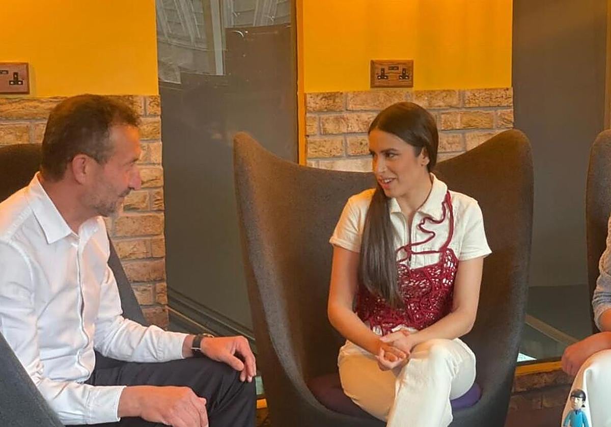 El alcalde de Elche con Blanca Paloma en Liverpool.