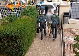 La Guardia Civil en el momento de la detención del sospechoso