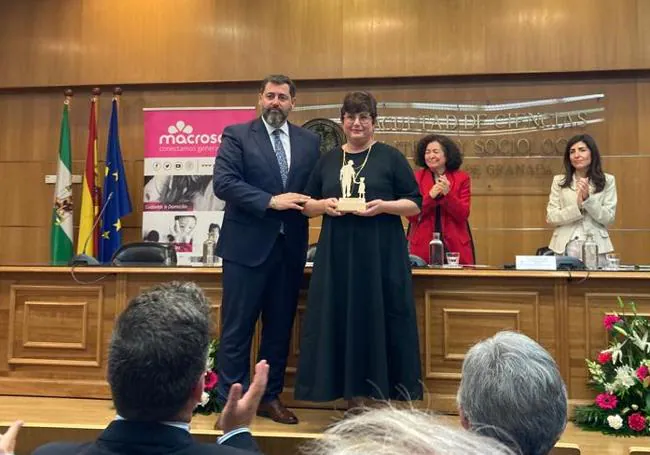 La técnica municipal Mª Teresa Ripoll recoge el galardón en Granada.