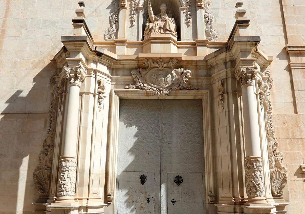 La puerta de la Iglesia de San Pedro de Novelda