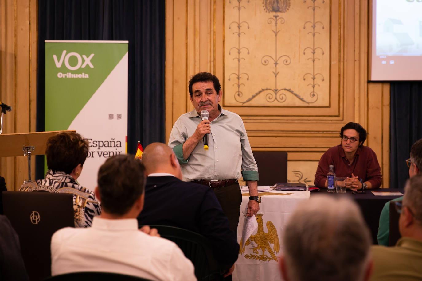 Manuel Mestre, durante su discurso en el salón de baile del Casino de Orihuela.