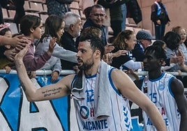 Edu Gatell saluda a los aficionados del Pedro Ferrándiz tras un partido