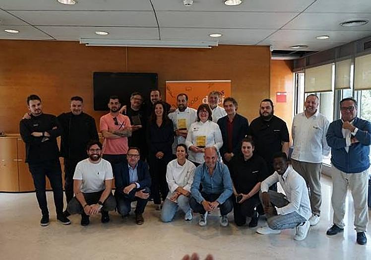 Imagen principal - Concursantes y jurado de Tapas d'Ací